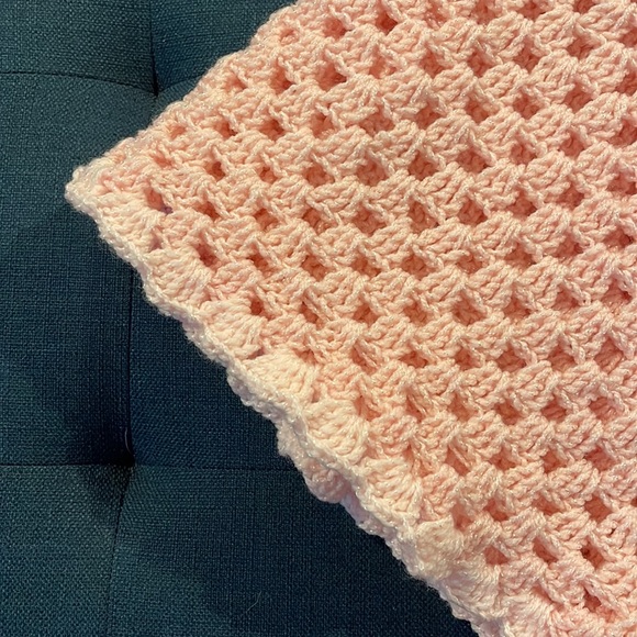 Pink crocheted baby blanket - Picture 3 of 3